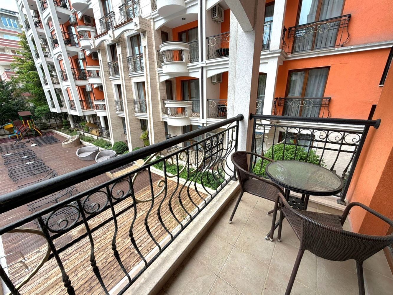 Dvouložnicový apartmán s výhledem na bazén v celoročním komplexu v srdci Slunečného pobřeží
