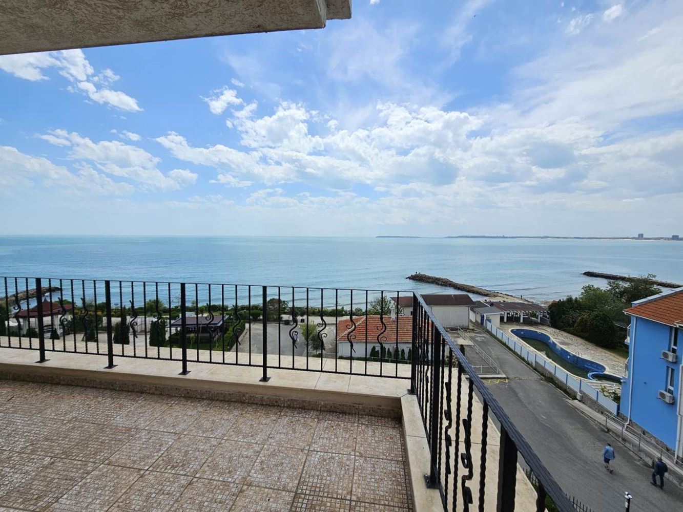 Sveti Vlas – apartmán se třemi ložnicemi s přímým panoramatickým výhledem na moře v komplexu na první linii