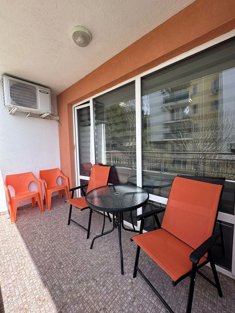 Dvouložnicový apartmán s částečným výhledem na moře v Sveti Vlas – zařízený, po rekonstrukci, v luxusním uzavřeném komplexu