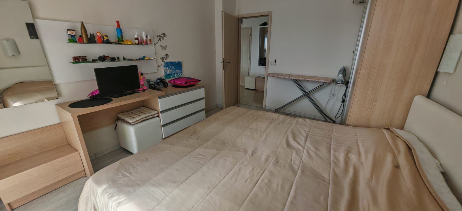 Apartmán se dvěma ložnicemi, výhledem na bazény a částečným výhledem na moře, 200 metrů od pláže ve Sveti Vlas