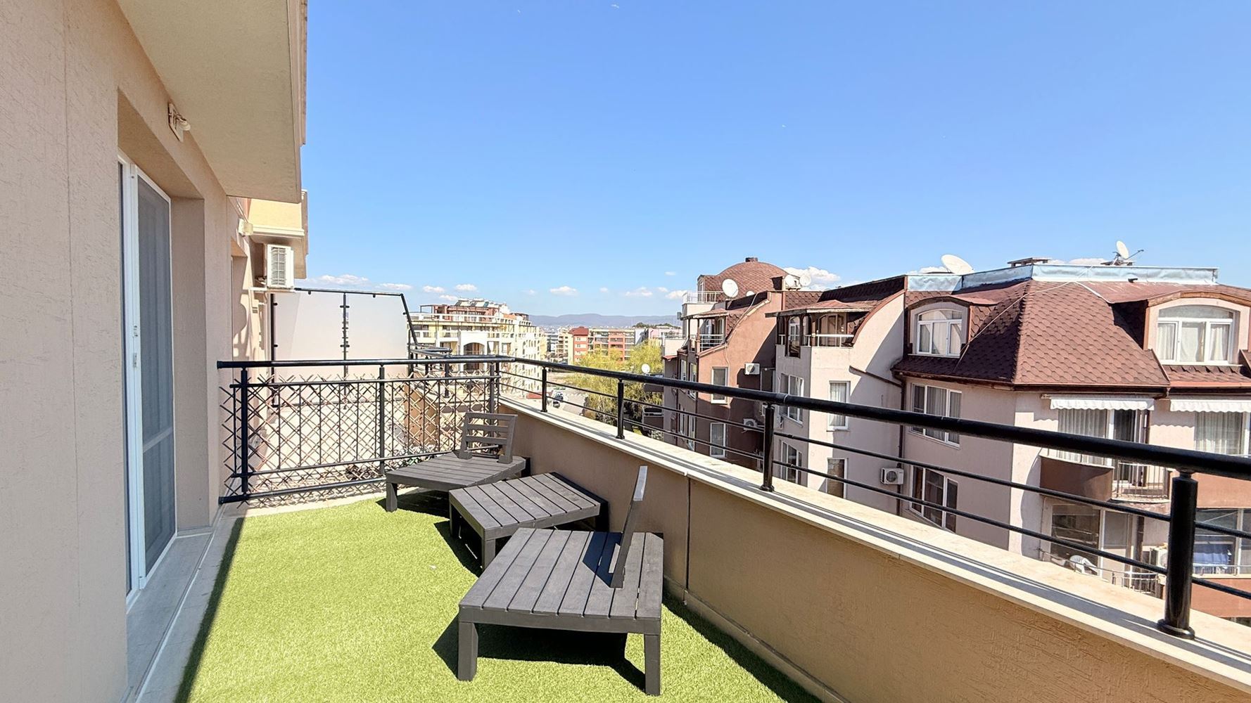 Luxusní mezonet se třemi ložnicemi v srdci Slunečného Pobřeží – prostor, styl a komfort na dvou úrovních