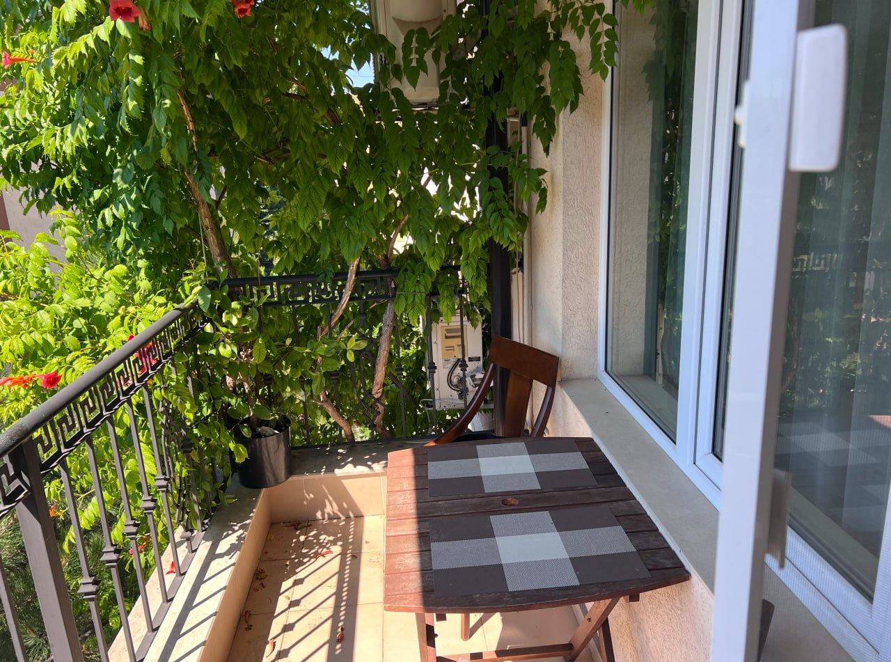 Prostorný apartmán se třemi ložnicemi a panoramatickým výhledem na moře pouze 50 metrů od pláže – nízký poplatek za údržbu!
