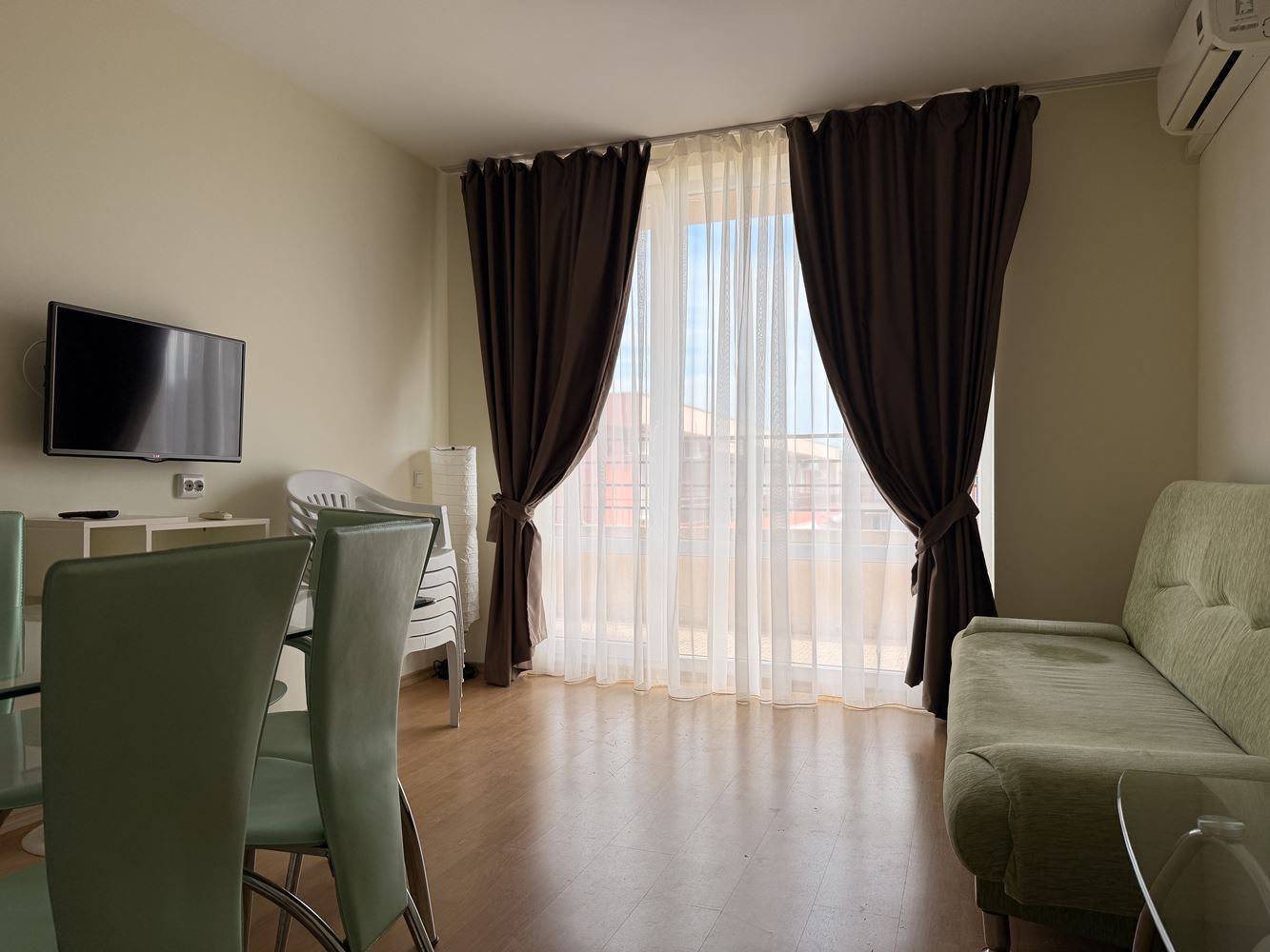 Prostorný apartmán se dvěma ložnicemi ve Slunečném pobřeží – panoramatický výhled a klidná lokalita