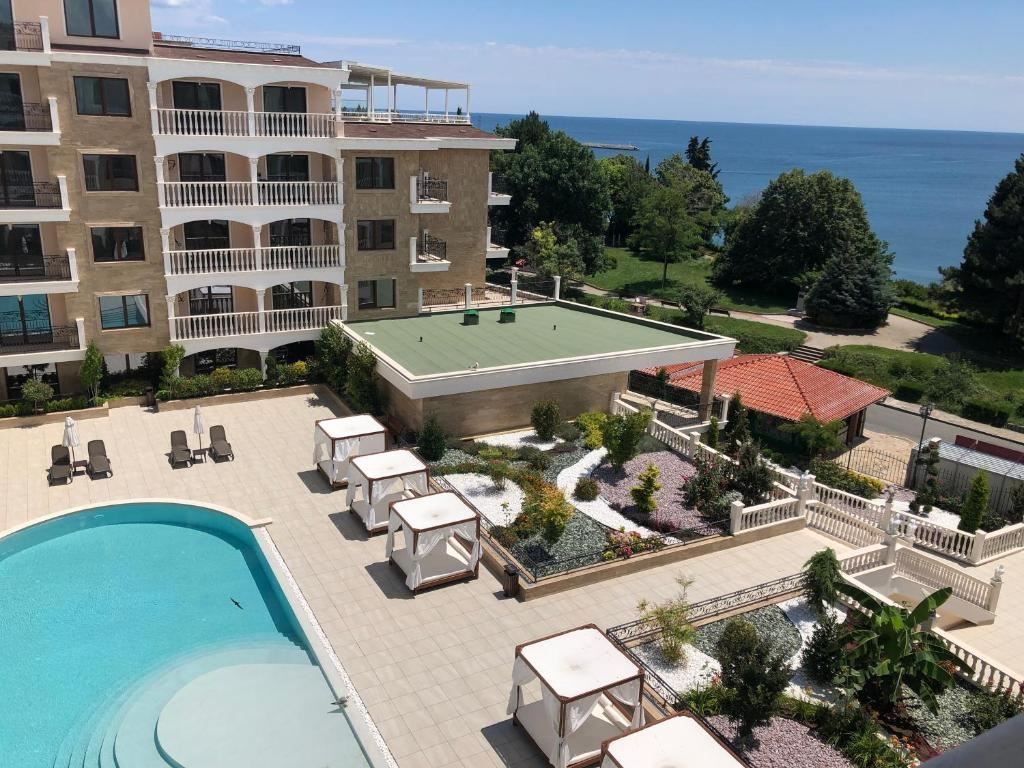 Nový 2pokojový apartmán s výhledem na bazén a moře v luxusním komplexu na první linii v Nesebaru