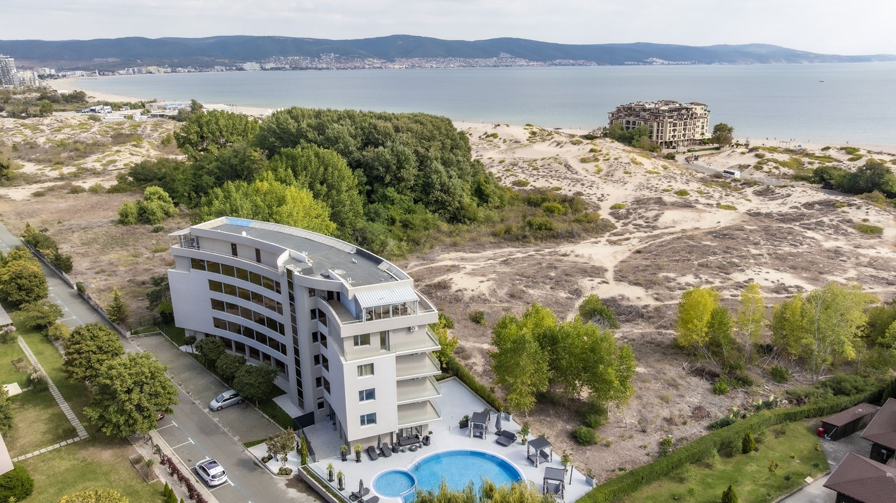 První linie ve Slunečném pobřeží – prostorný apartmán s jednou ložnicí s výhledem na moře, hory a město