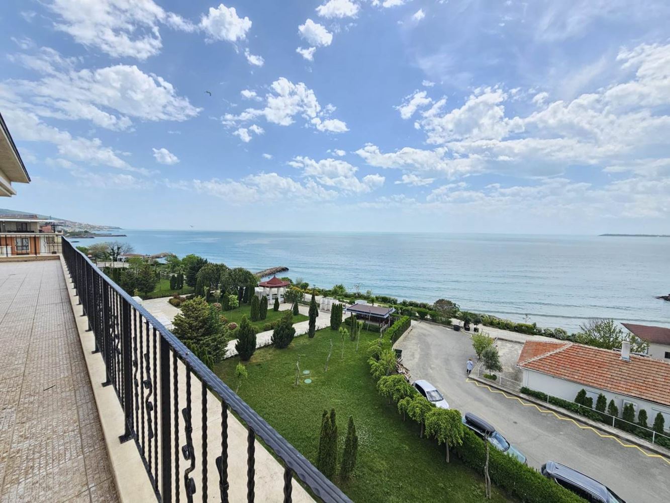 Sveti Vlas – apartmán se třemi ložnicemi s přímým panoramatickým výhledem na moře v komplexu na první linii