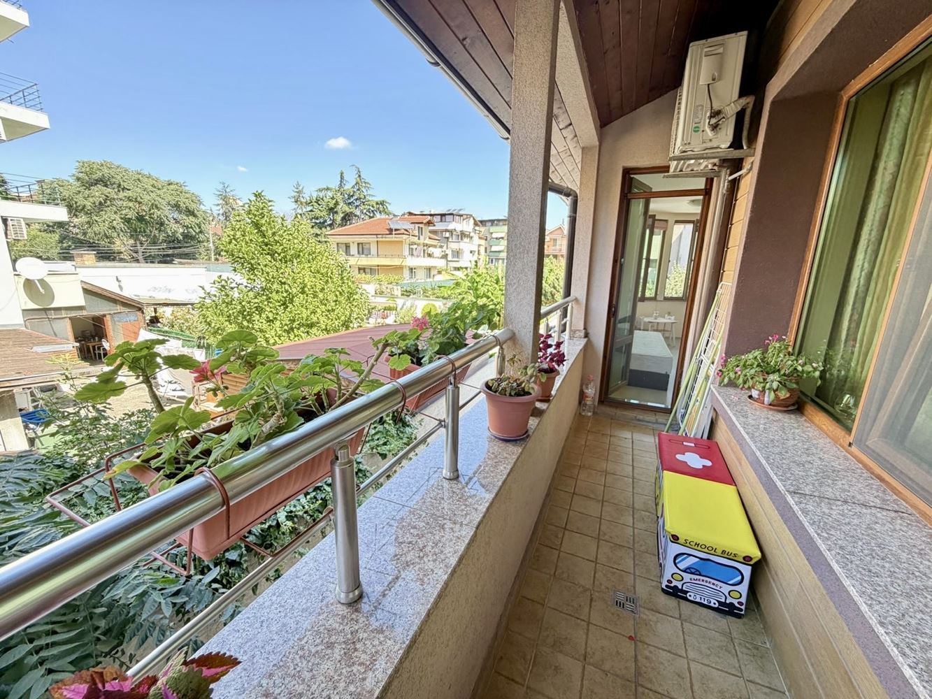 Sarafovo – prostorný apartmán s jednou ložnicí, Aktem 16, minimálním poplatkem za údržbu a kompletním vybavením