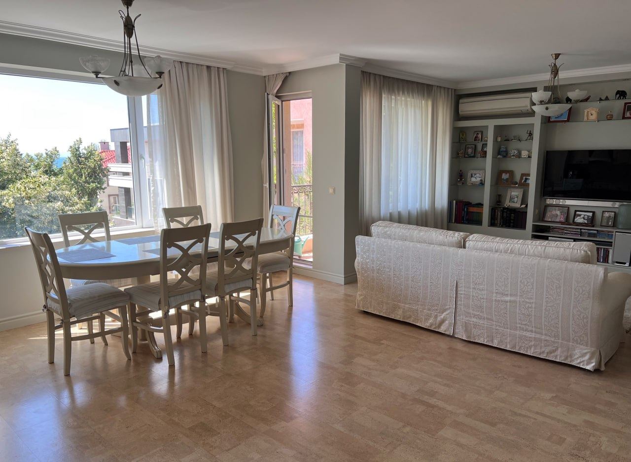 Prostorný apartmán se třemi ložnicemi a panoramatickým výhledem na moře pouze 50 metrů od pláže – nízký poplatek za údržbu!
