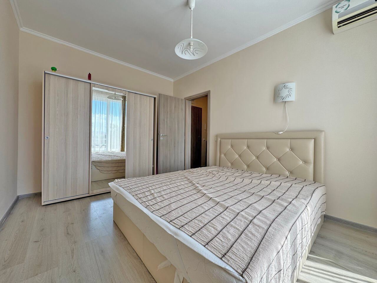 Apartmán se dvěma ložnicemi s výhledem na bazén v moderním komplexu na Slunečném pobřeží