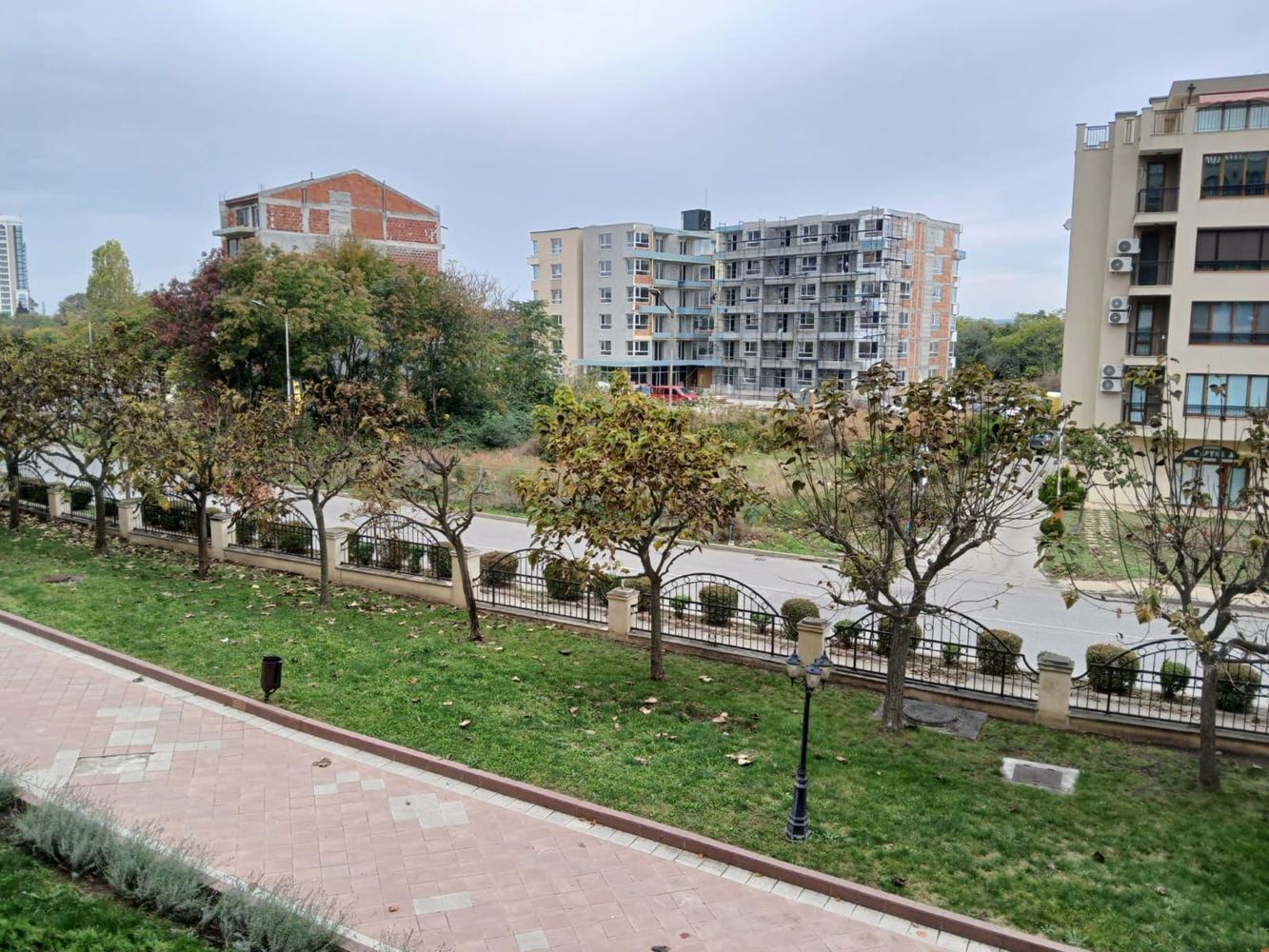 Atraktivní apartmán s jednou ložnicí přímo u moře v Pomorie – pohodlí, bazény a wellness