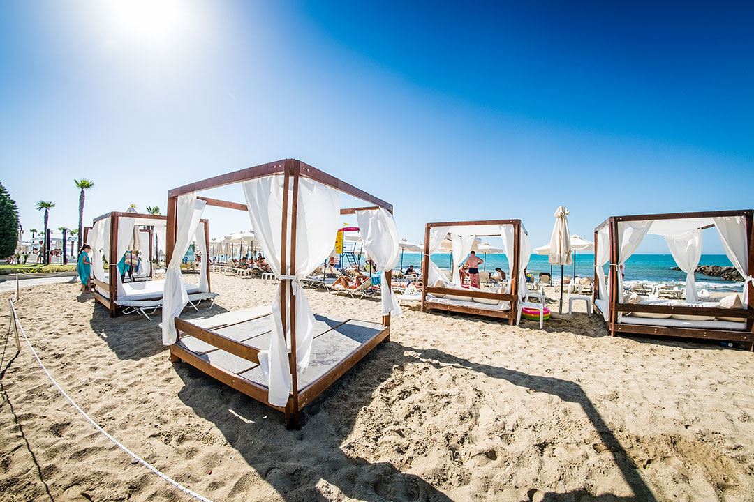 Plně zařízený apartmán s jednou ložnicí přímo u pláže s výhledem na moře v Elenite