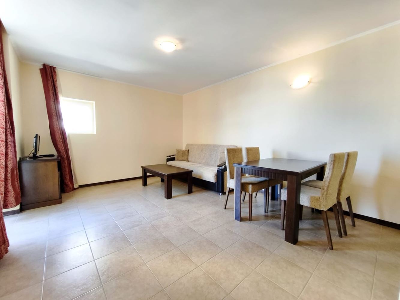 Luxusní apartmán s jednou ložnicí v první linii u moře v Pomorie – komfort a přímořská atmosféra