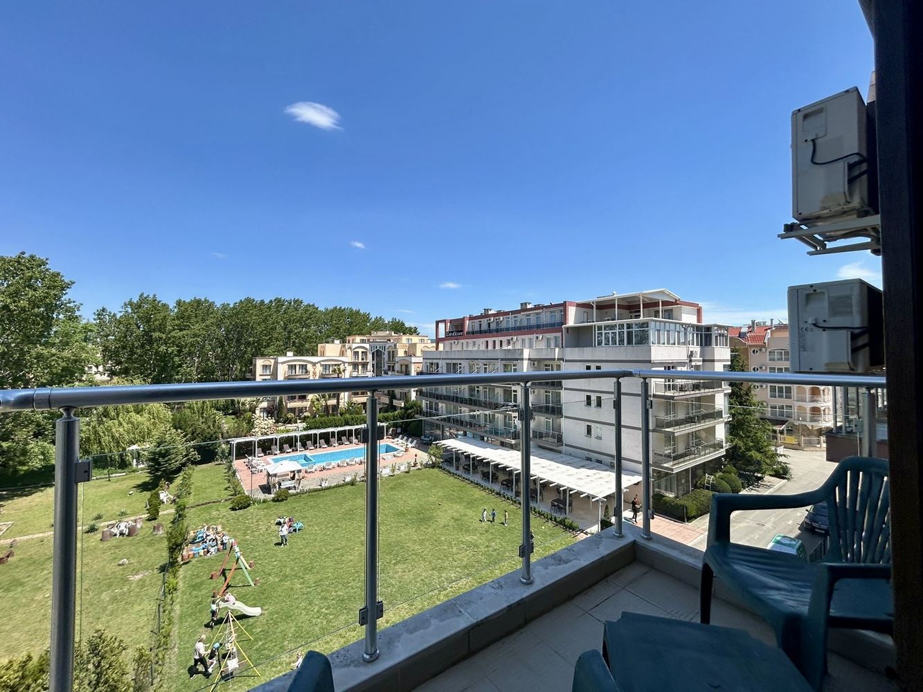 Útulný apartmán s jednou ložnicí na Slunečném pobřeží – ideální nemovitost pro bydlení, dovolenou i bezpečnou investici