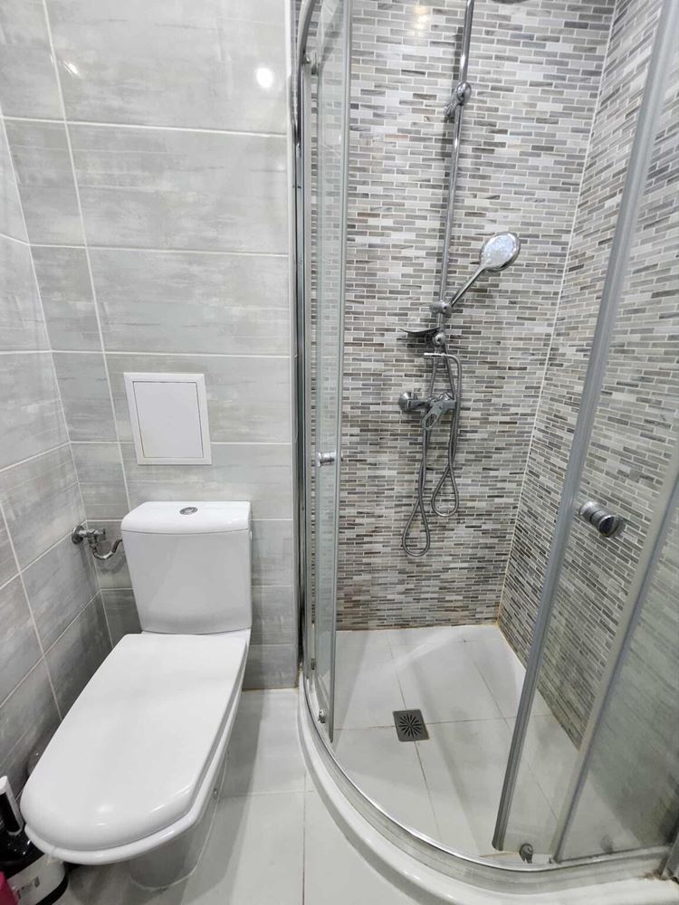 Apartmán se dvěma ložnicemi s výhledem na bazén ve Sveti Vlas – komfort, styl a skvělá lokalita