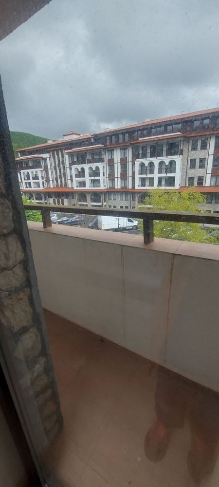 Prostorný apartmán s výhledem na moře ve Sveti Vlas – komfort, zeleň a prestižní lokalita