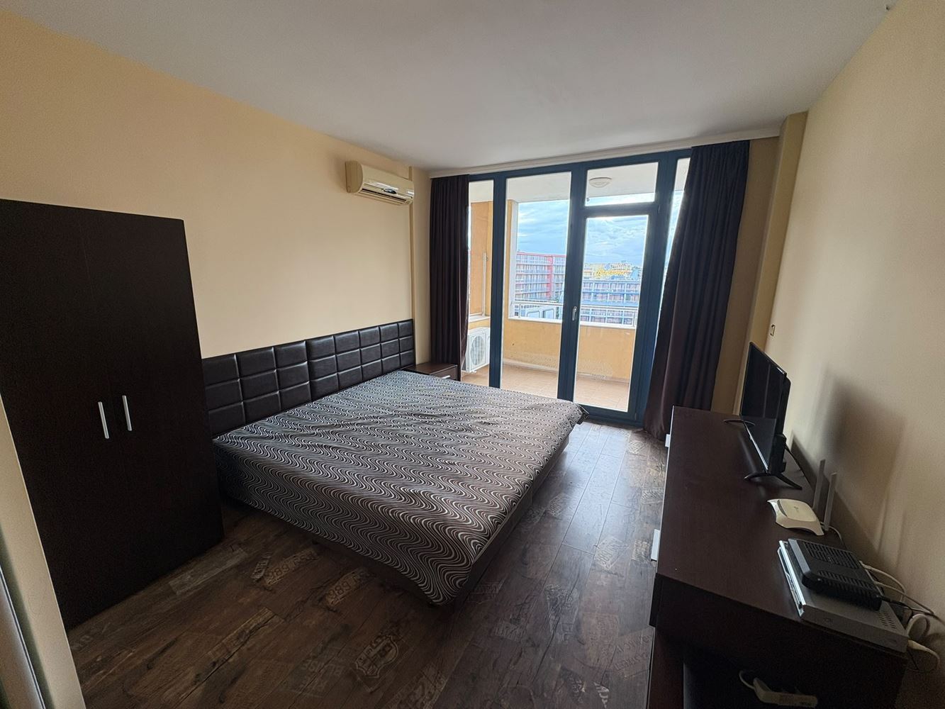 Apartmán se dvěma ložnicemi ve Slunečném pobřeží – prostornost, vybavení a zábava v rekreačním komplexu