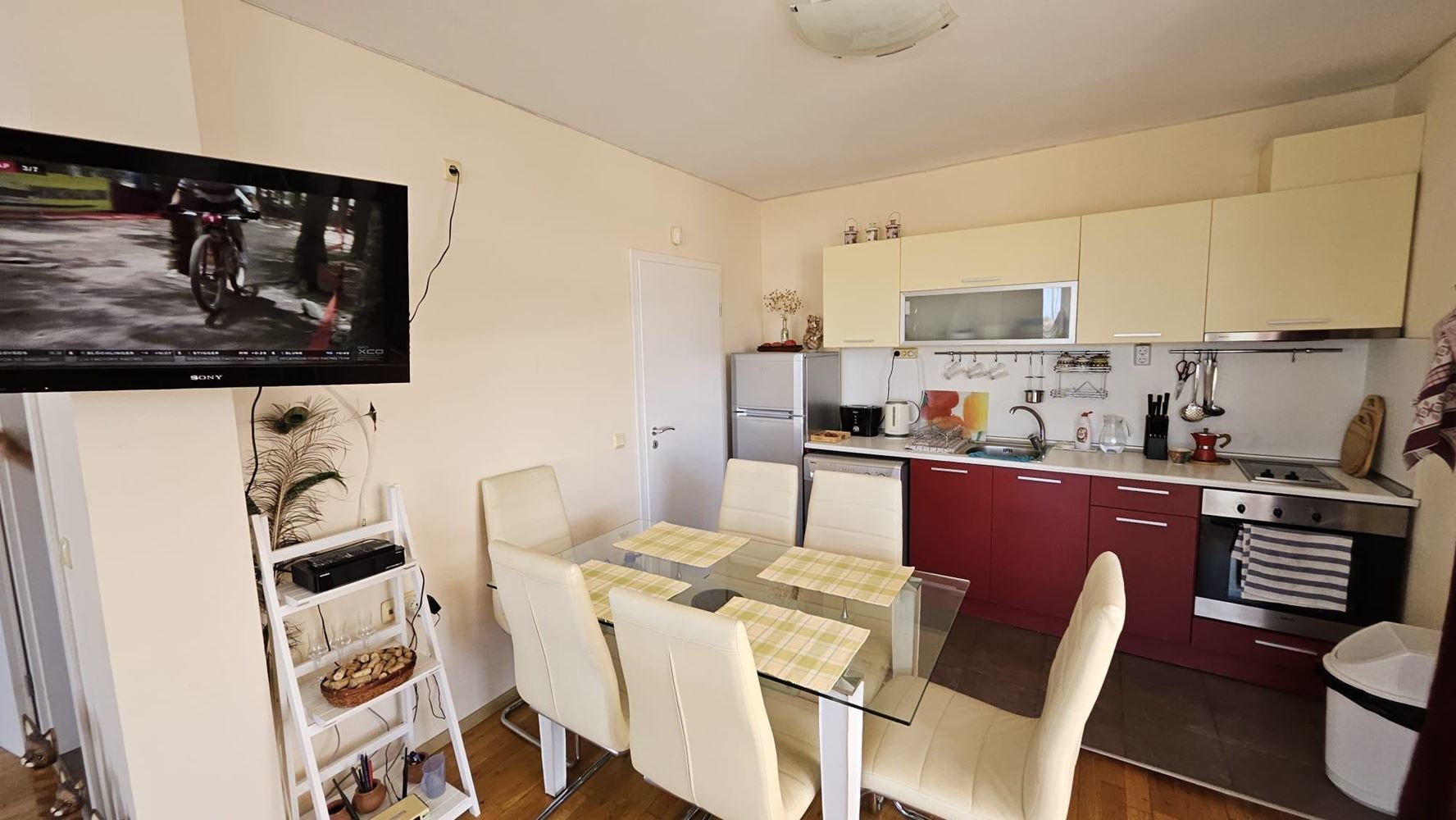 Apartmán se dvěma ložnicemi v první linii u moře v Kitenu s panoramatickým výhledem na moře a působivými terasami