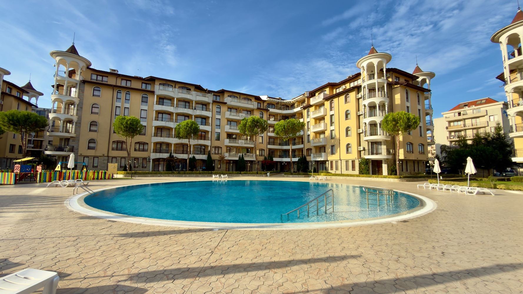 Prostorný apartmán s jednou ložnicí, velkou terasou a výhledem na bazén v Sunny Beach