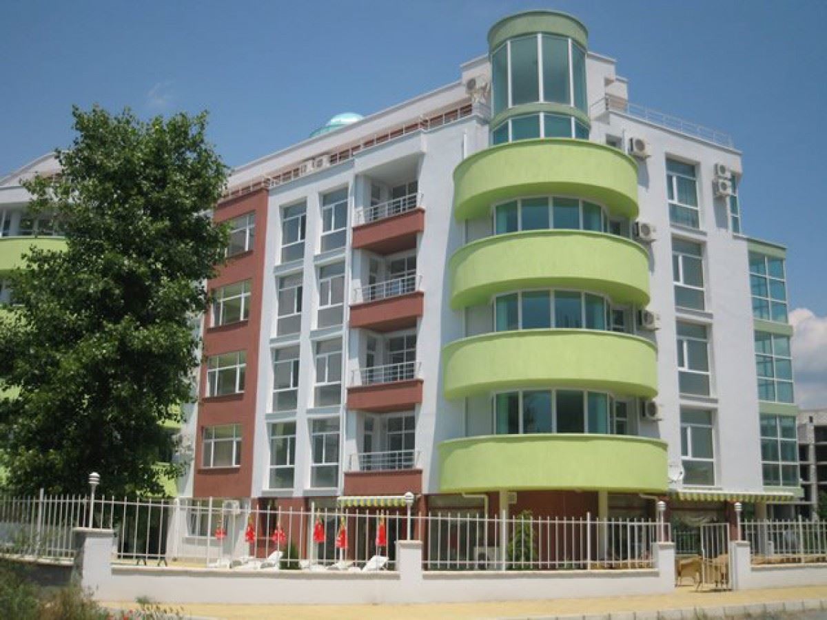 Slunečné pobřeží – prostorné studio s výborným potenciálem pro přestavbu na malý apartmán s jednou ložnicí