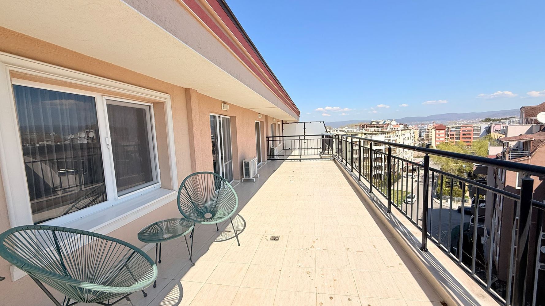 Luxusní mezonet se třemi ložnicemi v srdci Slunečného Pobřeží – prostor, styl a komfort na dvou úrovních