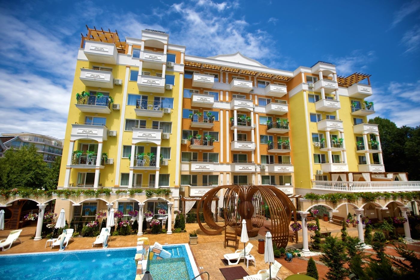 Slunečné pobřeží - Plně zařízený apartmán se dvěma balkony a působivou SPA infrastrukturou