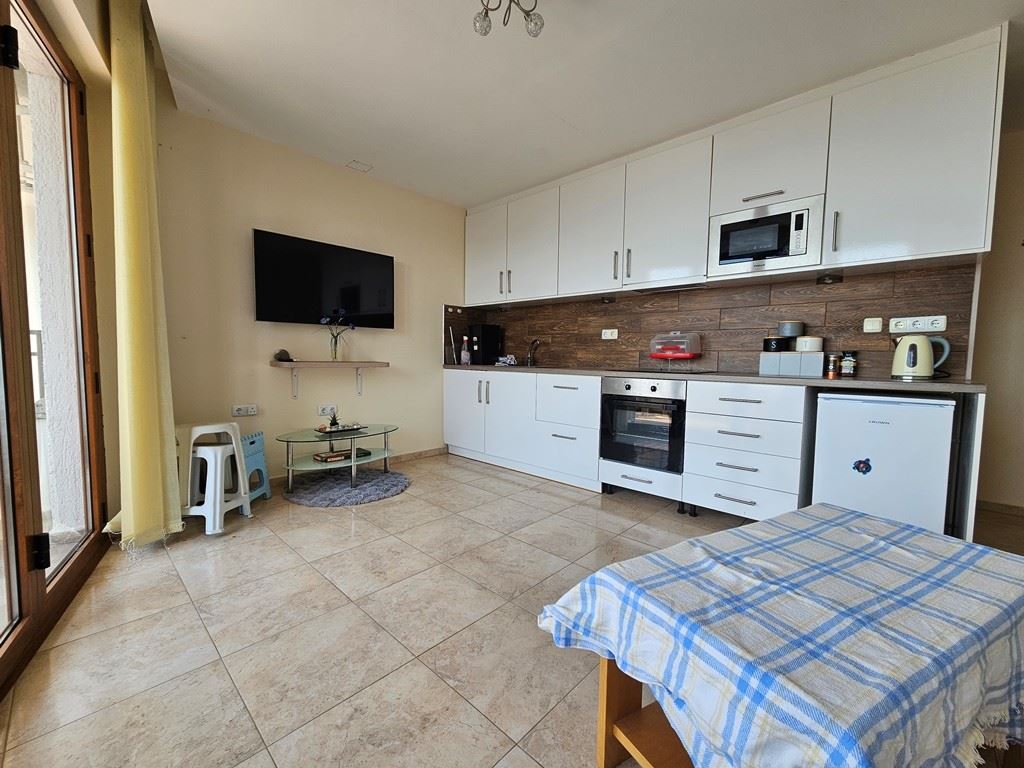 Panoramatický apartmán se dvěma ložnicemi jen pár metrů od pláže v Elenite s úžasným výhledem na záliv