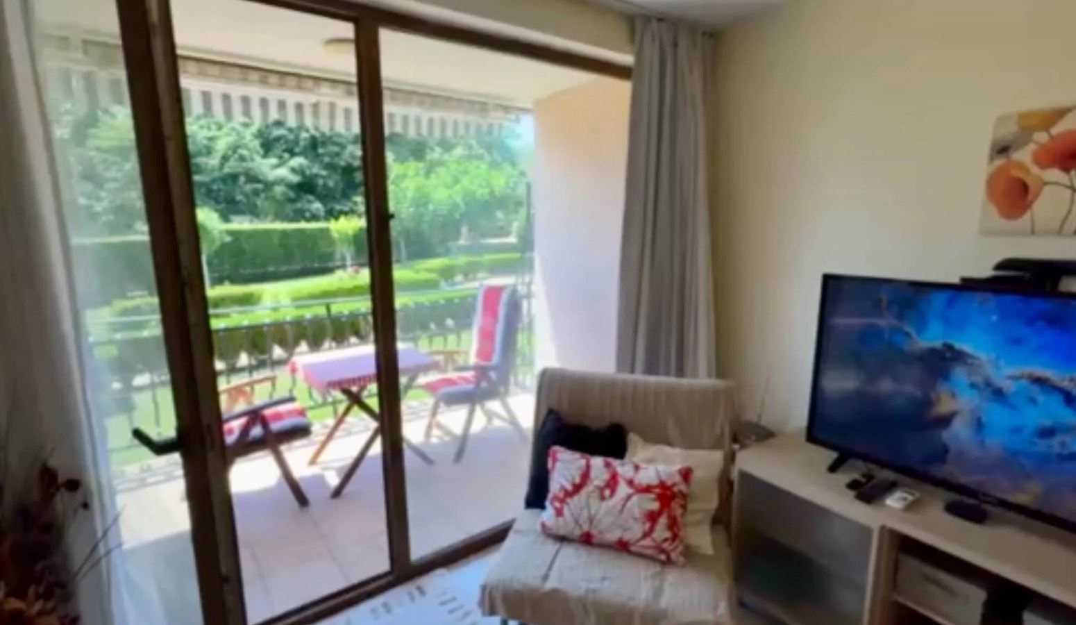 Prostorný apartmán se dvěma ložnicemi v první linii u moře v Ravdě – prostorný domov u moře s jedinečným výhledem