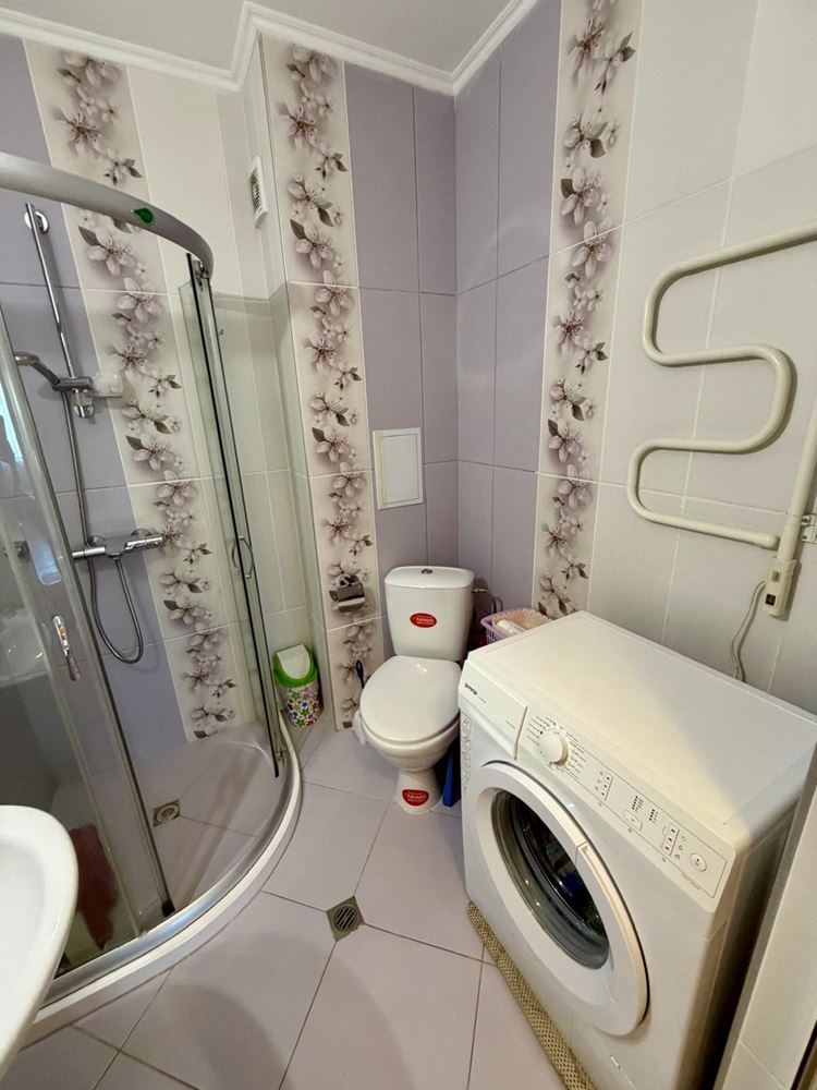 Sarafovo – prostorný apartmán s jednou ložnicí, Aktem 16, minimálním poplatkem za údržbu a kompletním vybavením