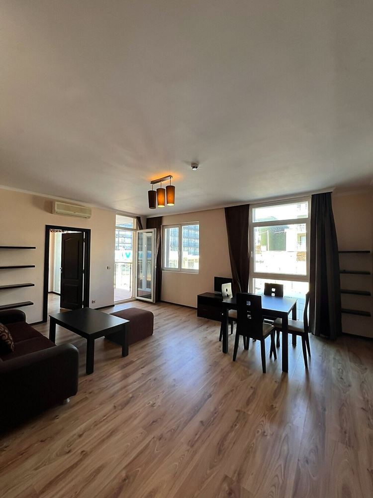 Prostorný dvoupokojový apartmán 50 metrů od pláže na Slunečném pobřeží – skvělá lokalita a komfort v uzavřeném komplexu
