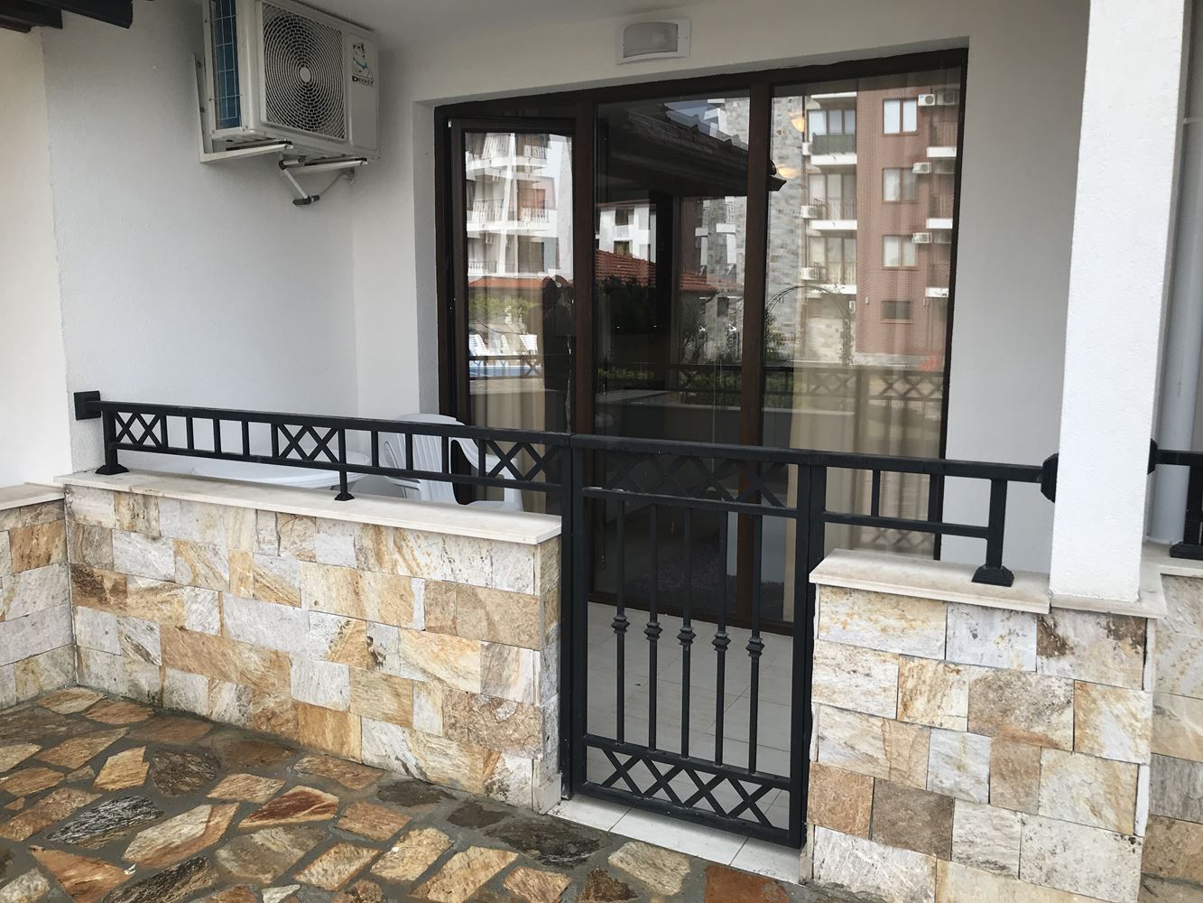 Komfortní 2+kk apartmán s přímým vstupem k bazénu v Nesebaru – mimořádně praktická nabídka