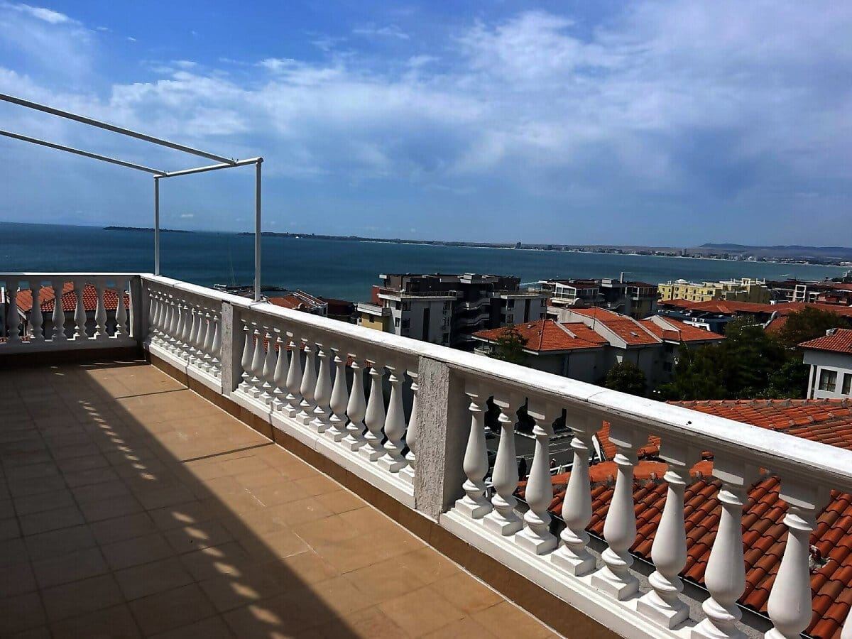 Prostorný čtyřpokojový apartmán s jedinečným panoramatickým výhledem na celý záliv ve Sveti Vlas