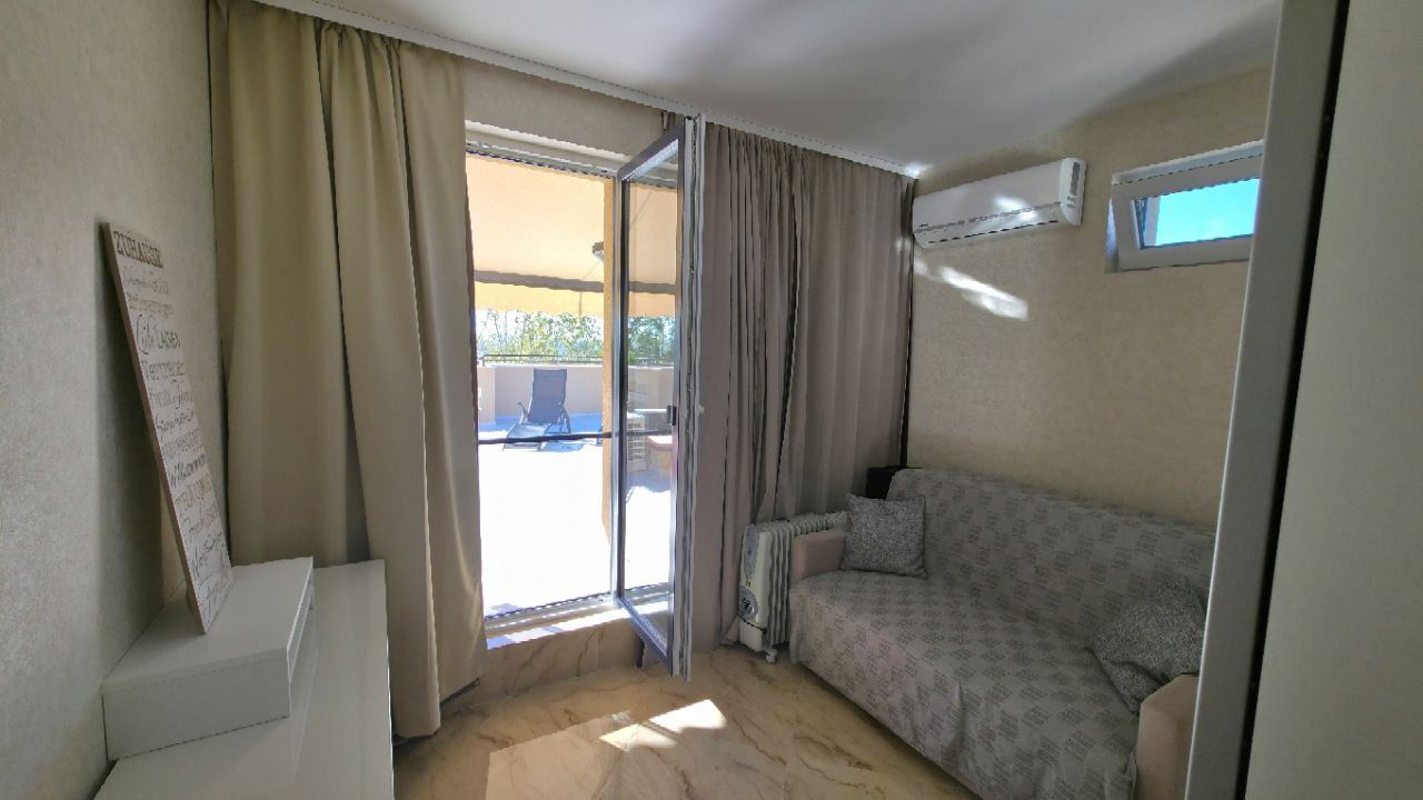 Apartmán se dvěma ložnicemi a velkou panoramatickou terasou ve stylovém komplexu v Sunny Beach