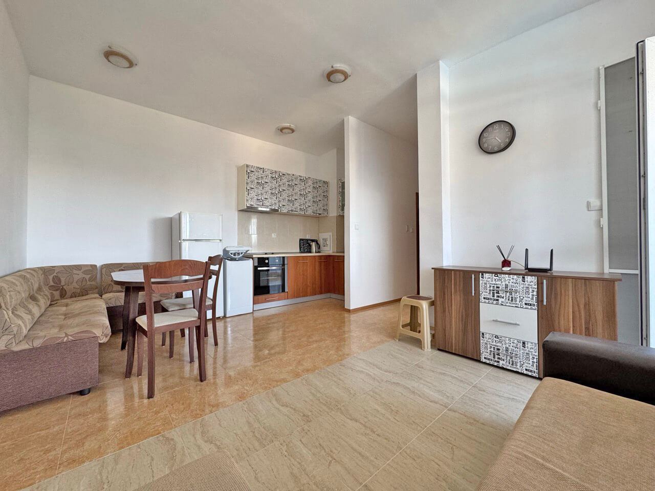 Útulný jednopokojový apartmán s výhledem na bazén na Slunečném pobřeží