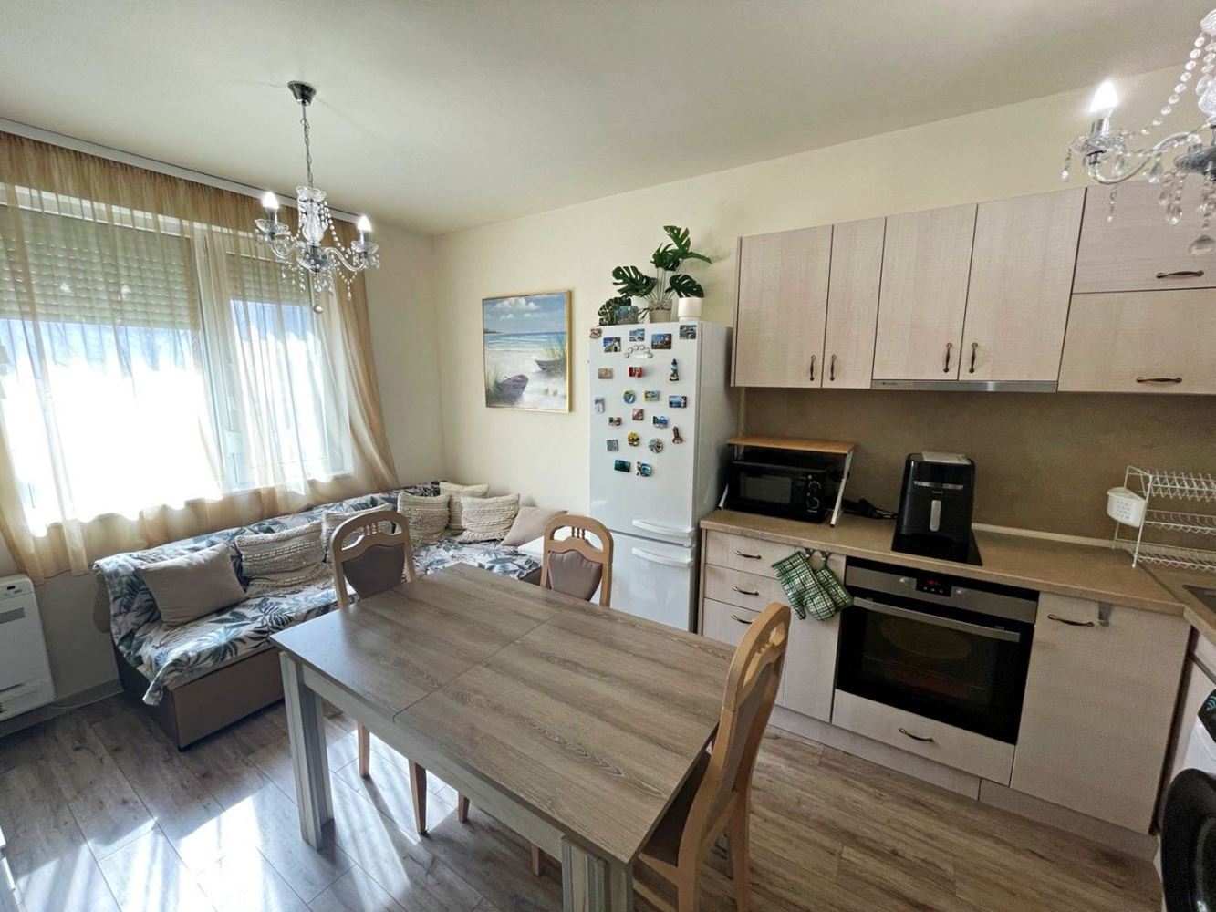 Moderní apartmán se dvěma ložnicemi na Slunečném pobřeží – komfort, lokalita a skvělá infrastruktura