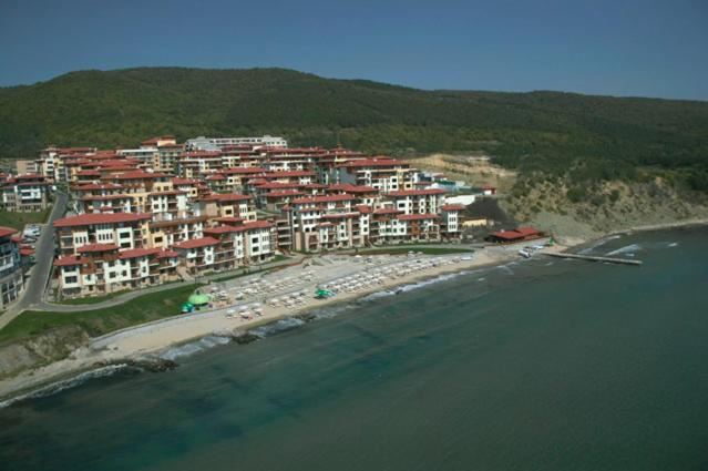 Elegantní apartmán s jednou ložnicí na první linii u moře ve Sveti Vlas s přímým vstupem do zahrady a k bazénu