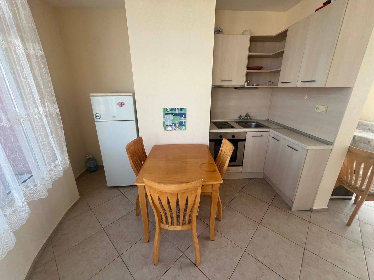 Prostorný byt s jednou ložnicí v Slunečném pobřeží – komfort a prostor v dobře udržovaném komplexu