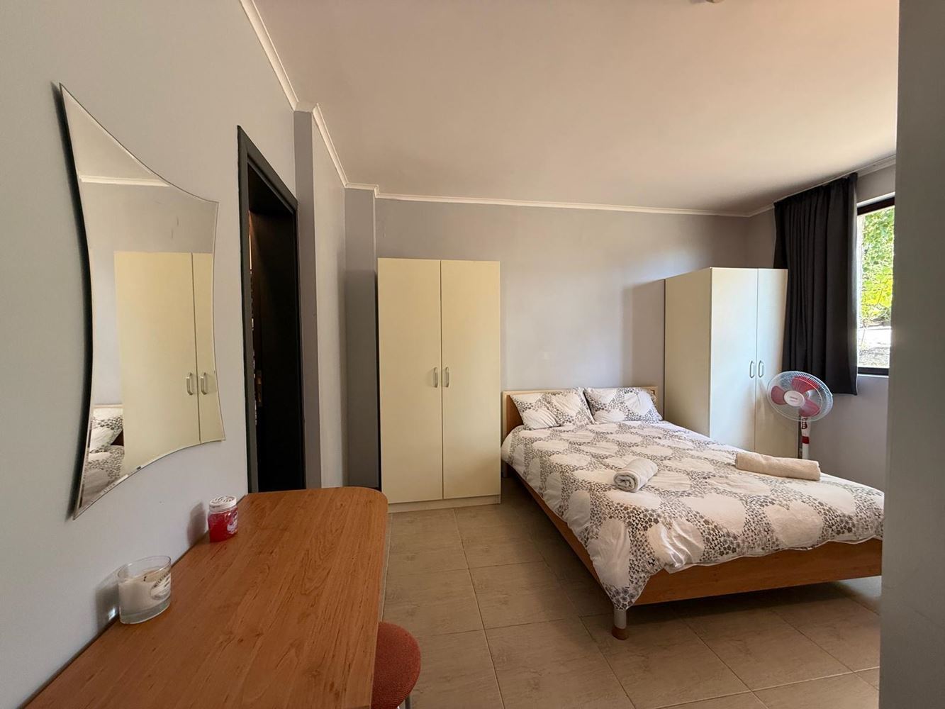 Prostorný apartmán se dvěma ložnicemi a krásným výhledem v klidném komplexu nedaleko Slunečného pobřeží