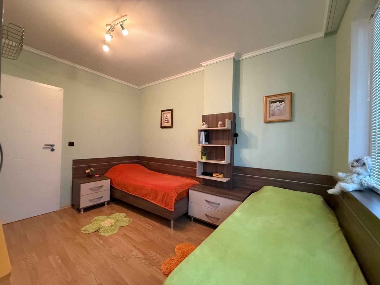 Velký byt se dvěma ložnicemi naproti Sanatoriu v Pomorie – tři terasy, šatna a dvě koupelny