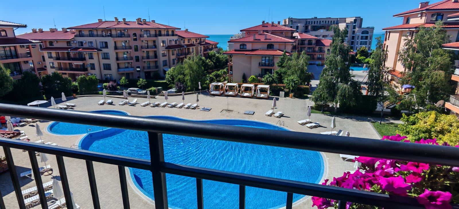 Apartmán se dvěma ložnicemi, výhledem na bazény a částečným výhledem na moře, 200 metrů od pláže ve Sveti Vlas