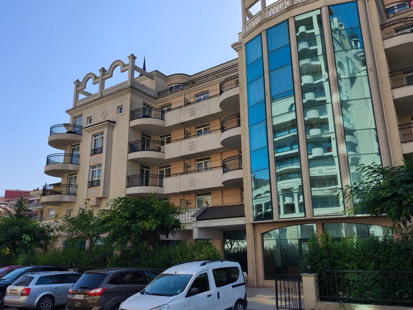 Luxusní apartmán s jednou ložnicí v první linii u moře v Pomorie – komfort a přímořská atmosféra