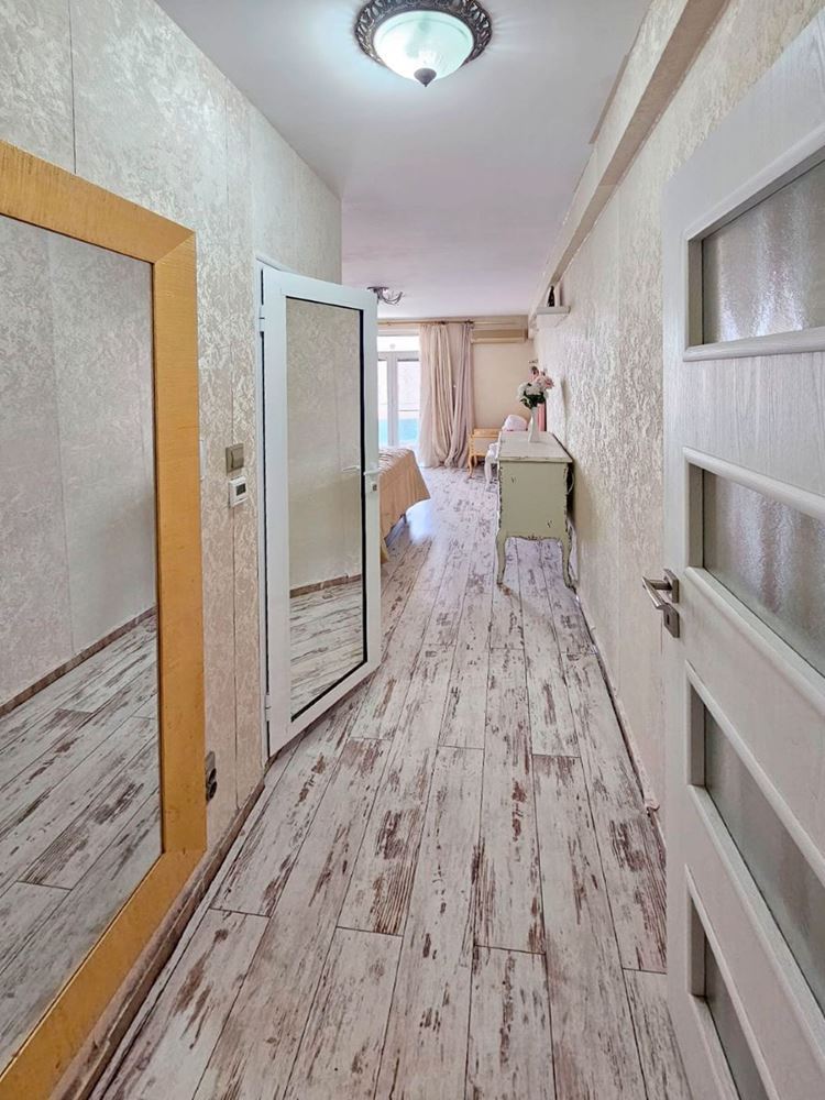 Luxusní třípokojový apartmán s výhledem na moře na první linii v Ravdě – 114 m², dvě terasy a maximální komfort