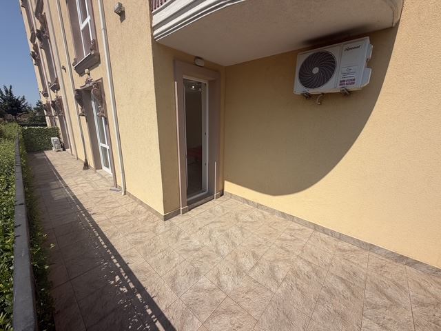 Útulný apartmán s jednou ložnicí a obrovskou terasou v Ravdě – váš osobní prostor u moře