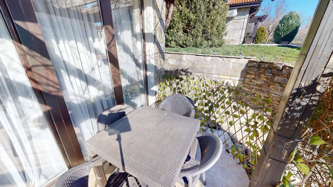 Krásný apartmán se dvěma ložnicemi a terasou ve Slunečném pobřeží