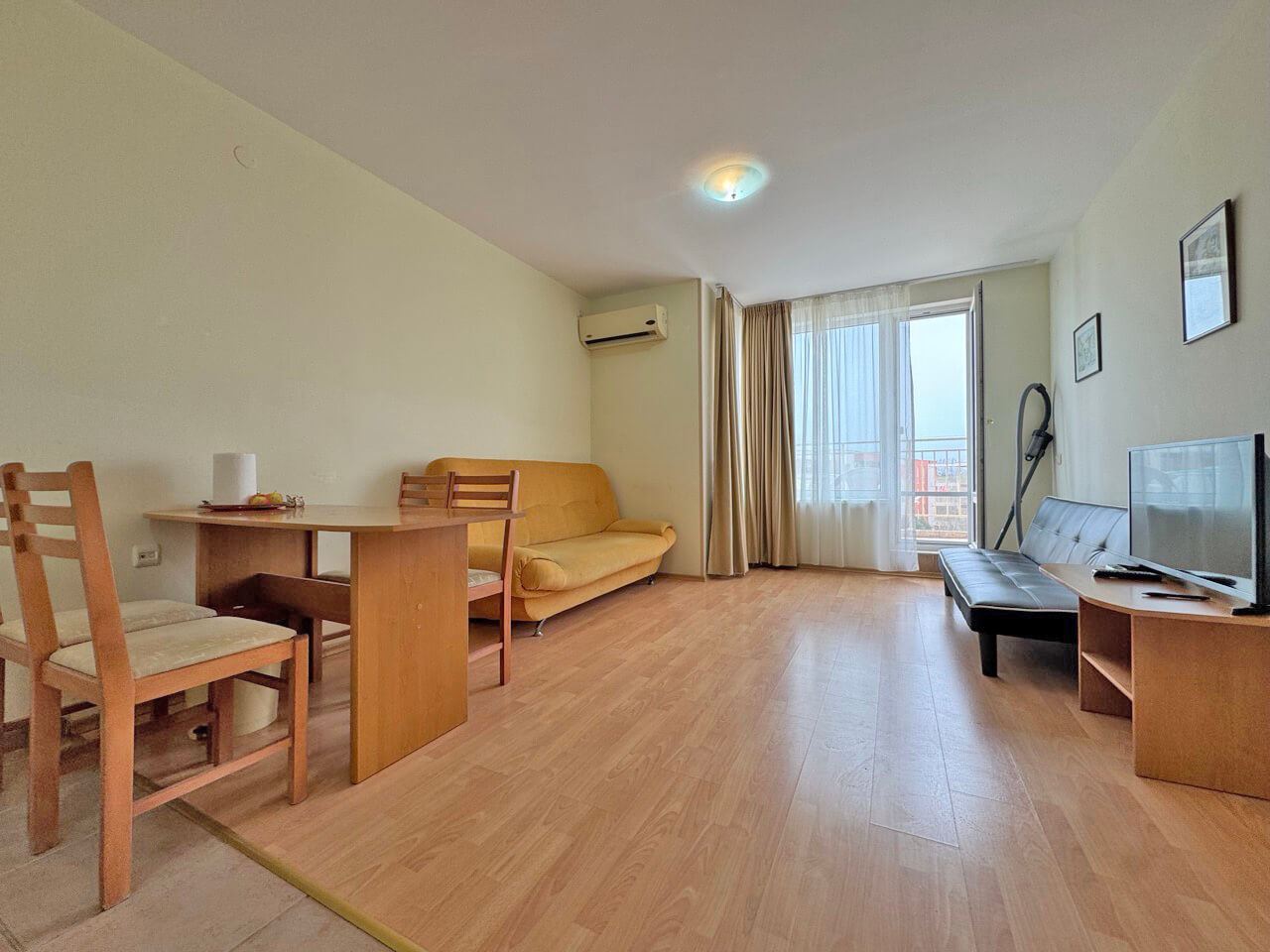 Prostorný byt s jednou ložnicí s výhledem na bazén v Slunečném Břehu