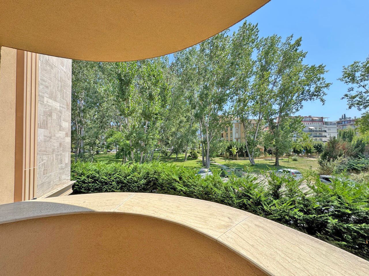 Světlý a stylový apartmán s jednou ložnicí v luxusním komplexu v Sunny Beach – vynikající volba pro bydlení a odpočinek
