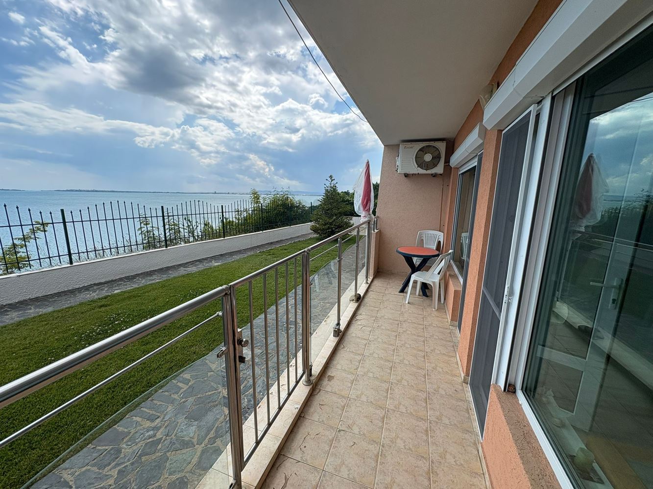 2pokojový apartmán s přímým výhledem na moře ve Svatém Vlasu – komfort, klid a resortový životní styl