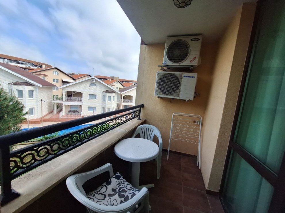Světlý 2pokojový apartmán v komplexu v Ravdě – blízko moře a centrální infrastruktury