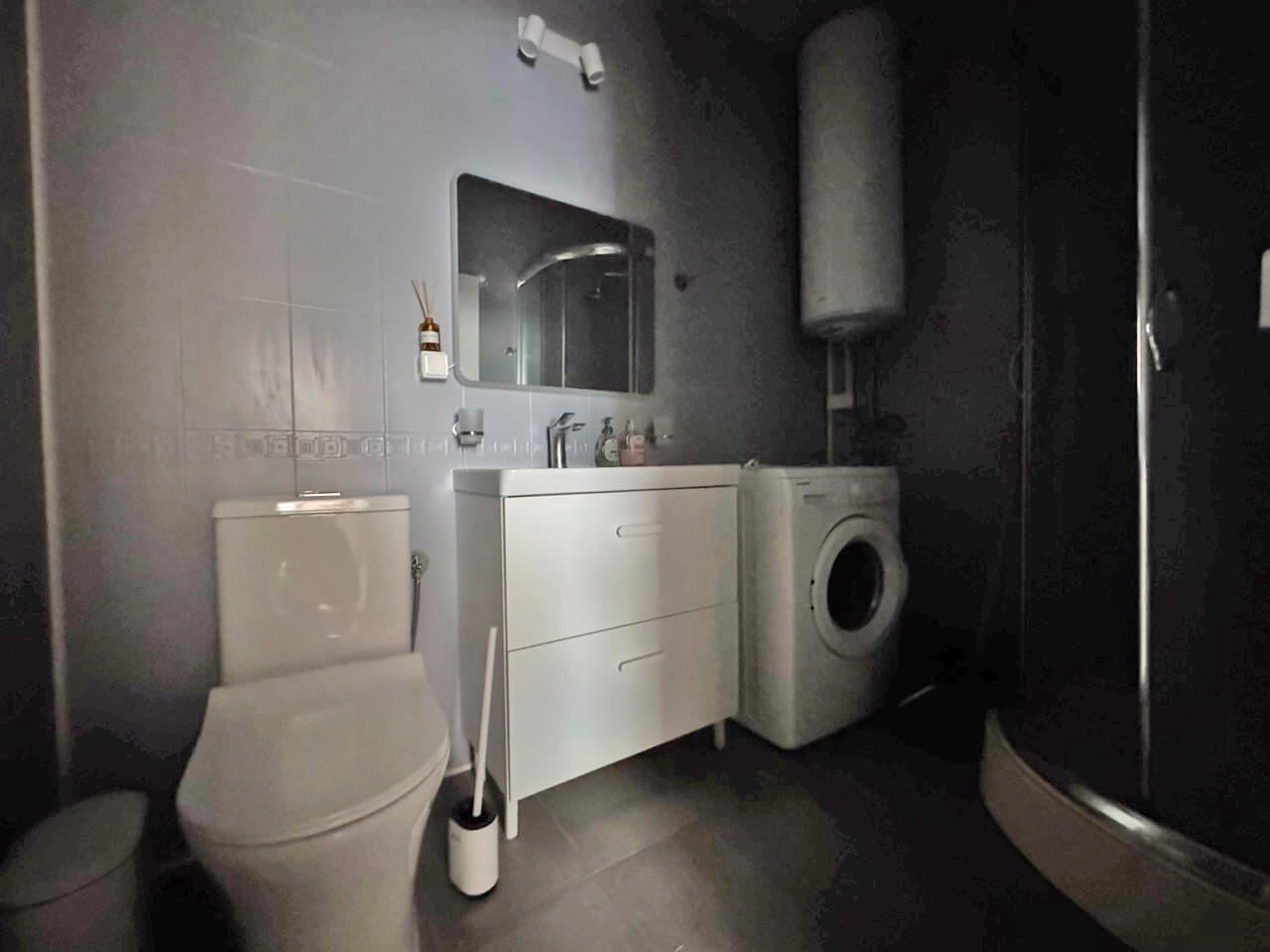 Prostorný apartmán se dvěma ložnicemi s výhledem na bazén na Slunečném pobřeží