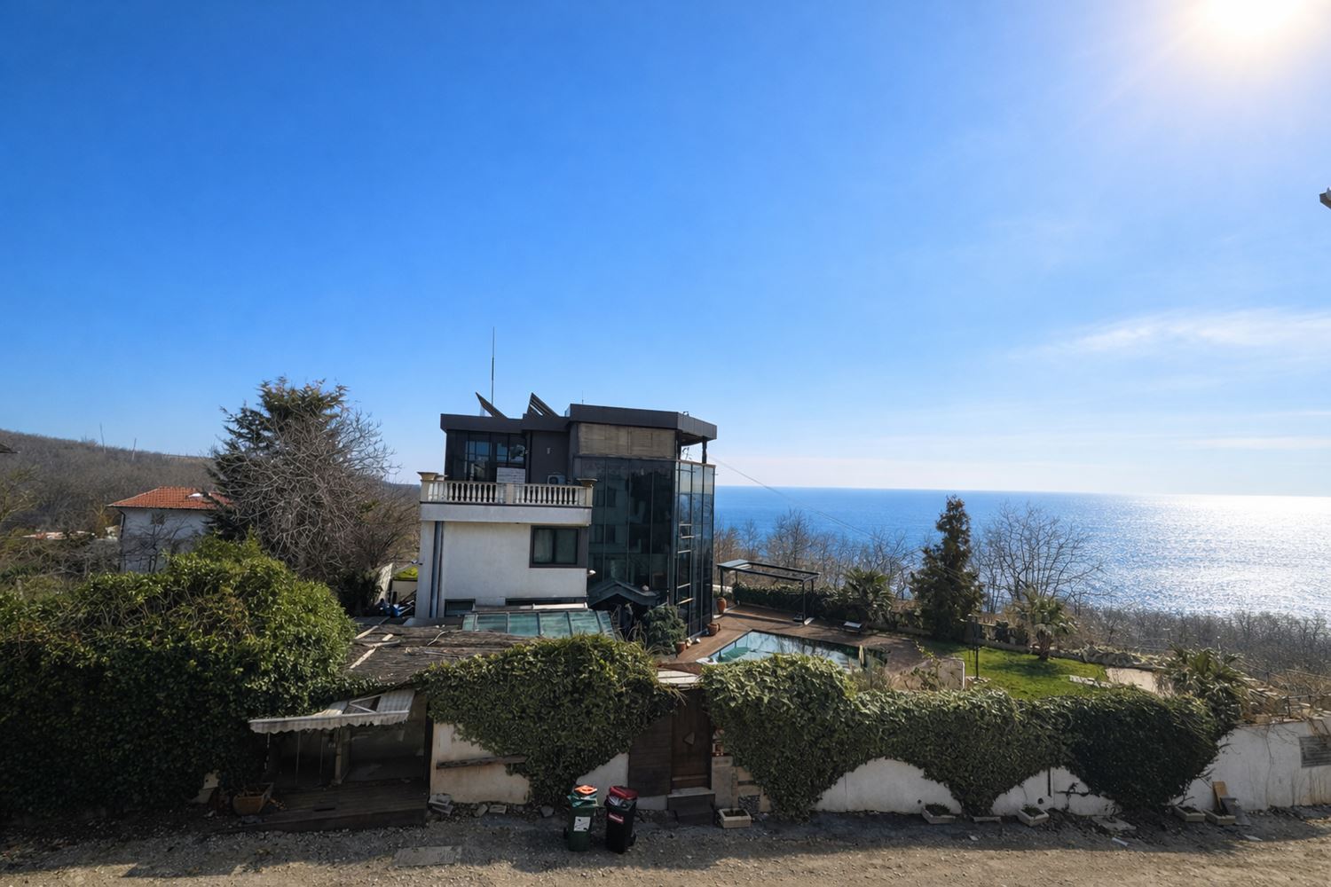 Apartmán se dvěma ložnicemi, panoramatickým výhledem na moře a soukromou pláží v prestižním komplexu v Černomorci