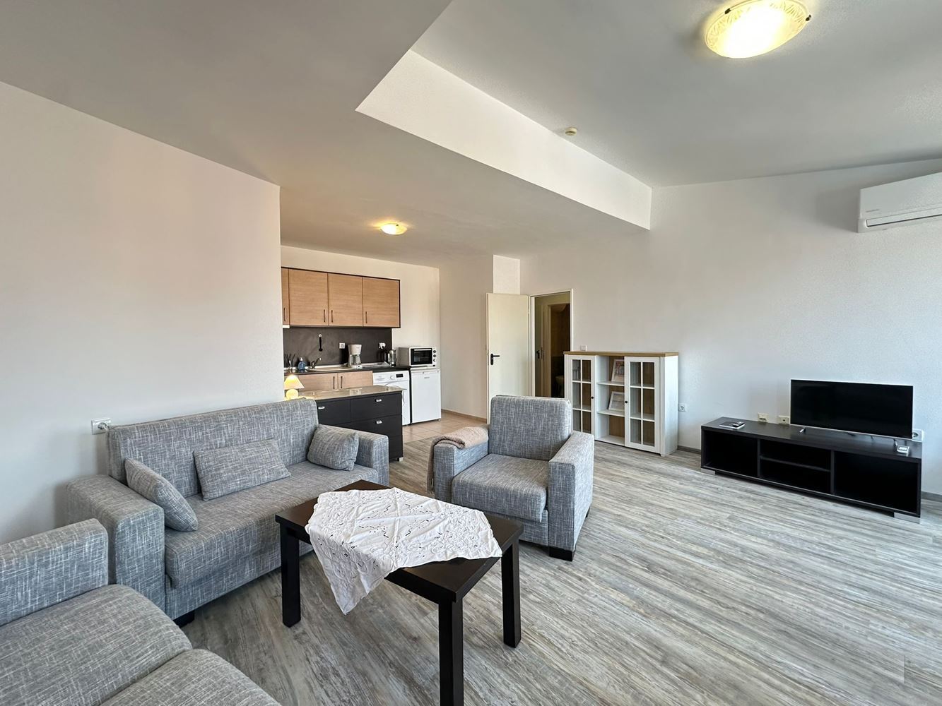Apartmán s jednou ložnicí v první linii u moře v Aheloji – mořská atmosféra, luxusní vybavení a připravené dokumenty k uzavření obchodu